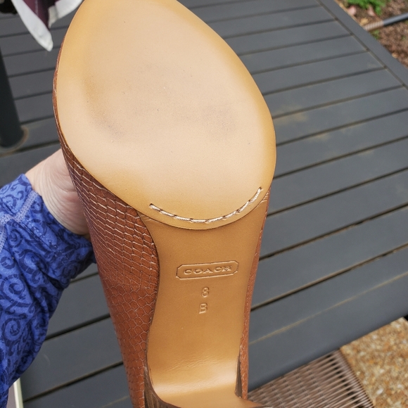 Coach Sue Printed Snakeskin Tan Heels Pumps size 8 - Picture 4 of 8